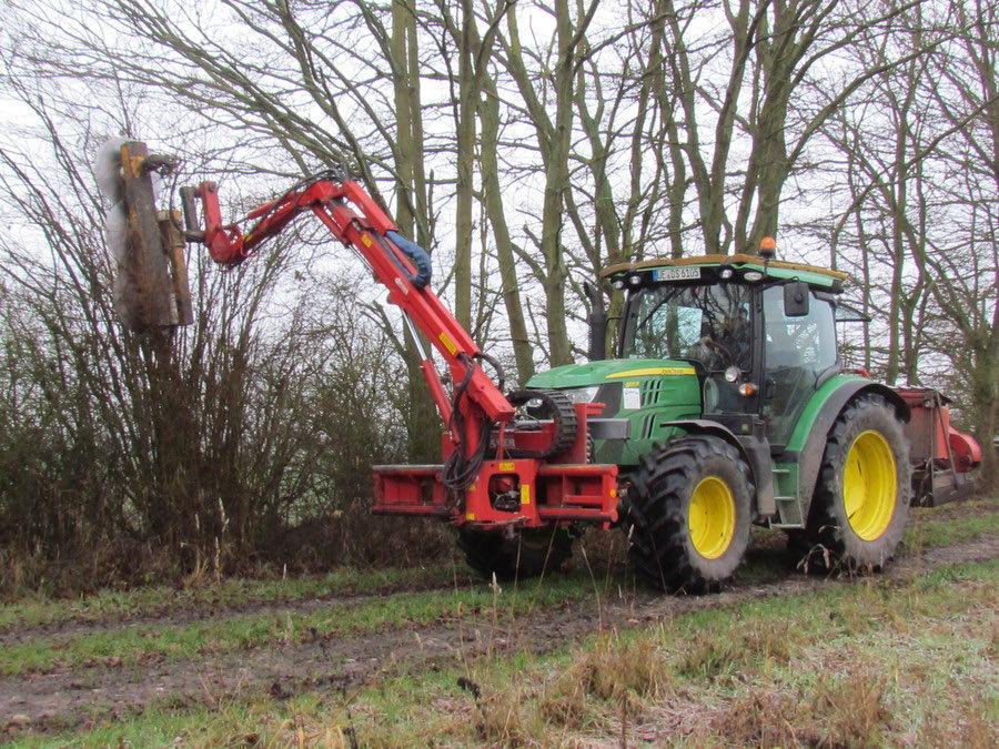 Traktor von Bauer Schwutke bei Kommunalarbeiten