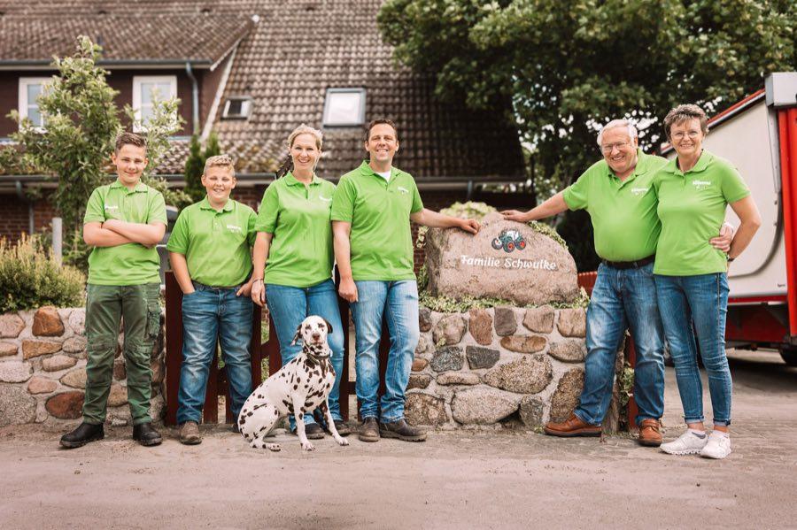 Familie Schwutke gemeinsam vor ihrem Hof in Holdenstedt
