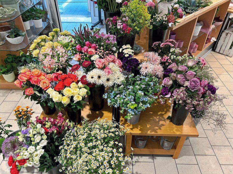 Bunte Schnittblumen in der Floristik von Schwutke’s Frischmarkt