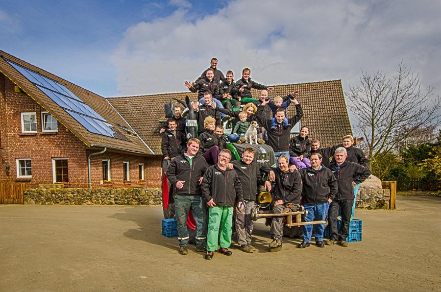 Team von Bauer Schwutke auf dem Hof in Holdenstedt